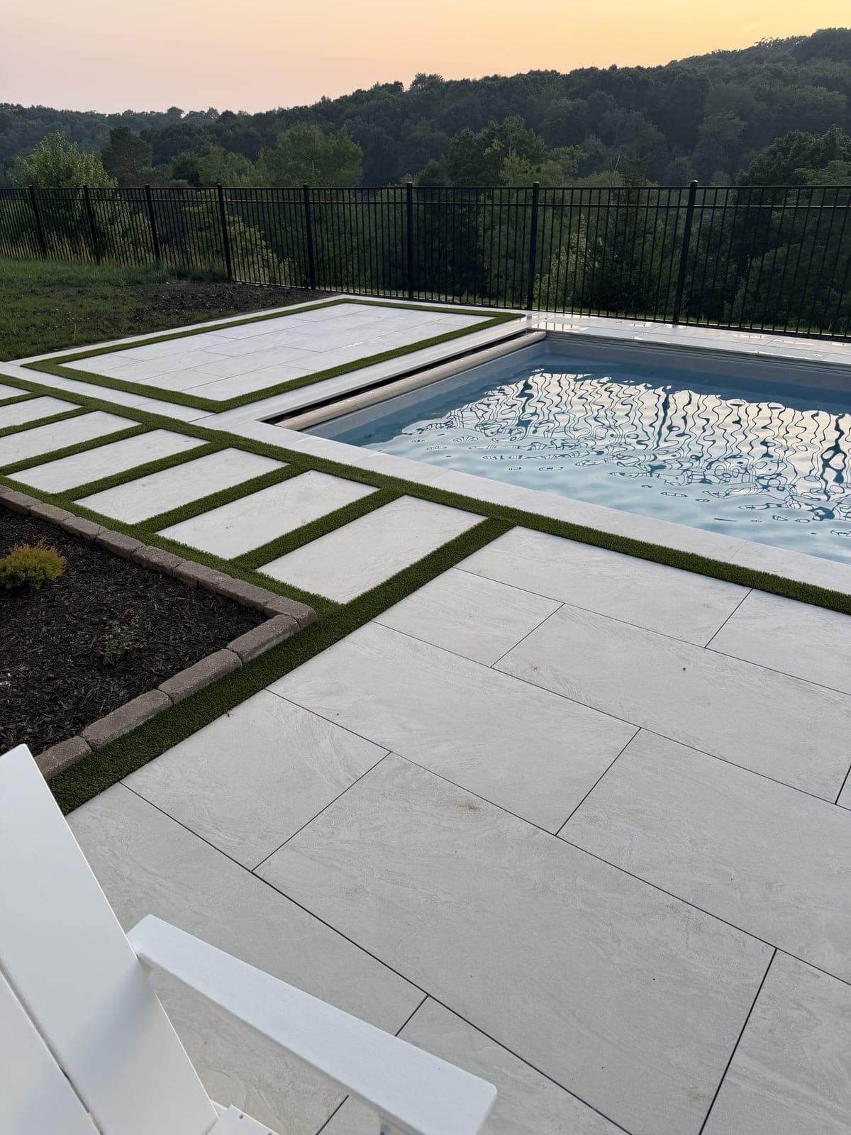 Checkerboard porcelain paver and turf deck detail