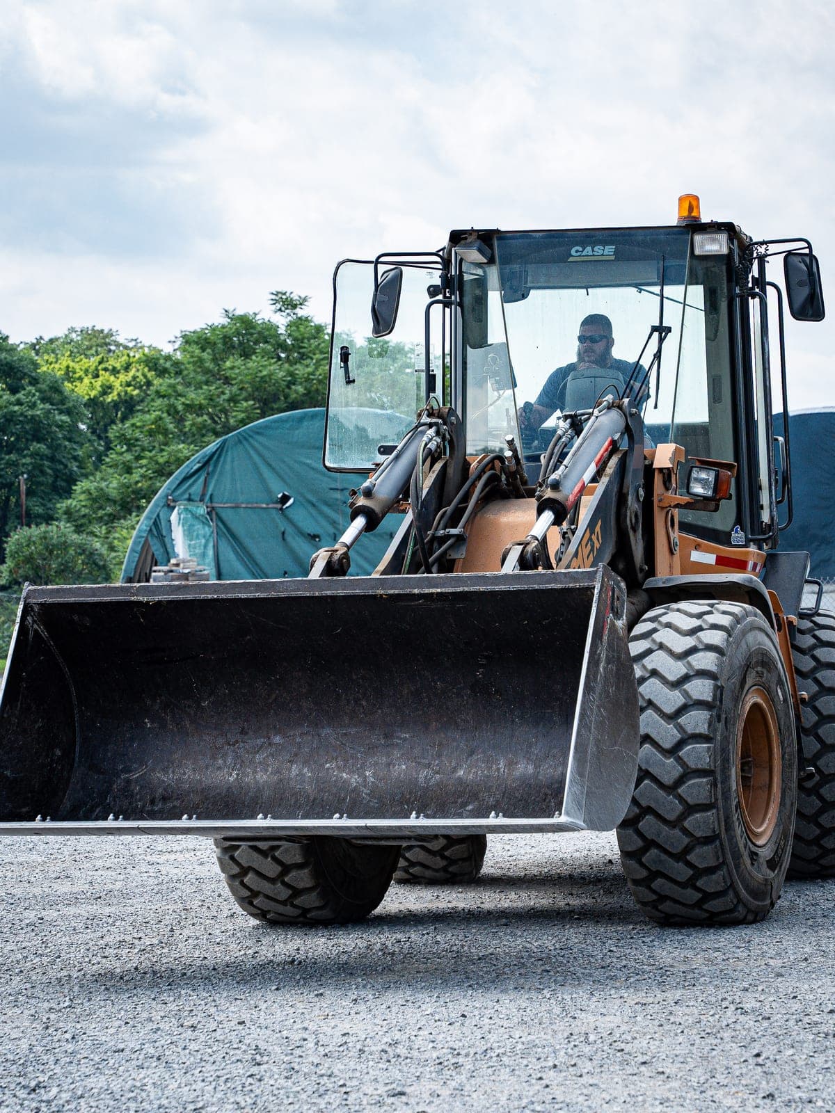 Flatbed delivering palletized material