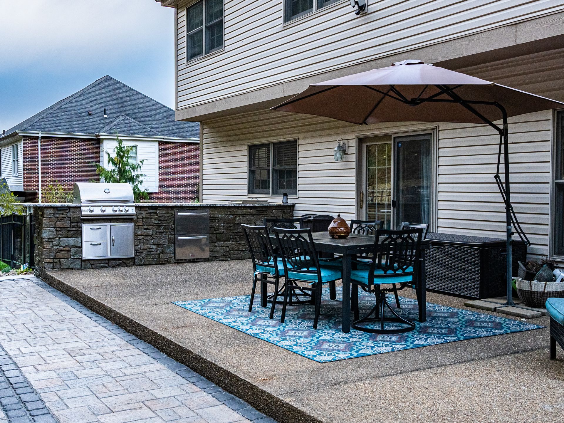 Outdoor kitchen patio entertaining space